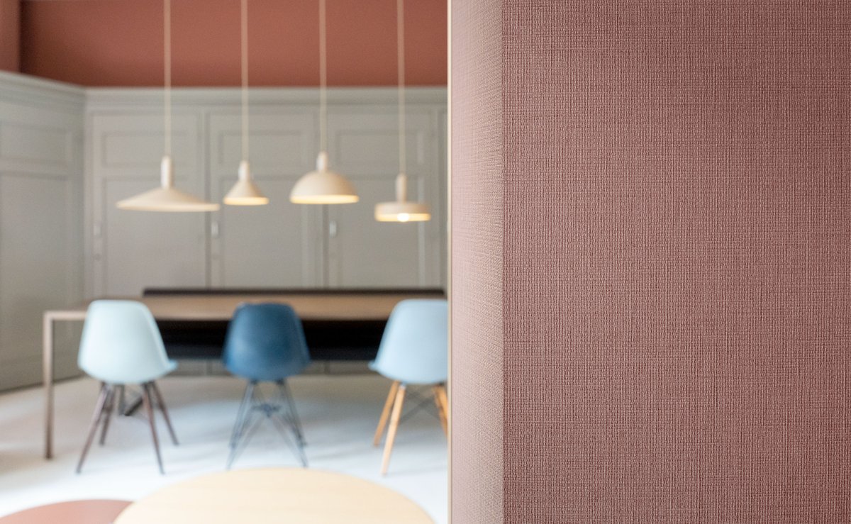 With its large-scale structure, #vinyl #wallcovering Rebun resembles coarse-weave linen, giving it a distinctly handmade look. All 23 colours are inspired by natural hues and materials like raw linen, slate and stone grey, earth and clay. Free samples: hubs.li/Q01gfRNx0