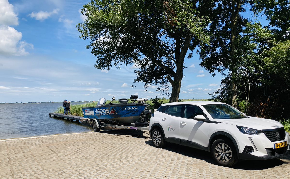 Over enkele ogenblikken wordt project Langehoek by Elahuizen geopend door burgemeester Veenstra. De boot van Herman staat klaar op de trailerhelling en Menno vangt al vis vanaf de vissteiger.