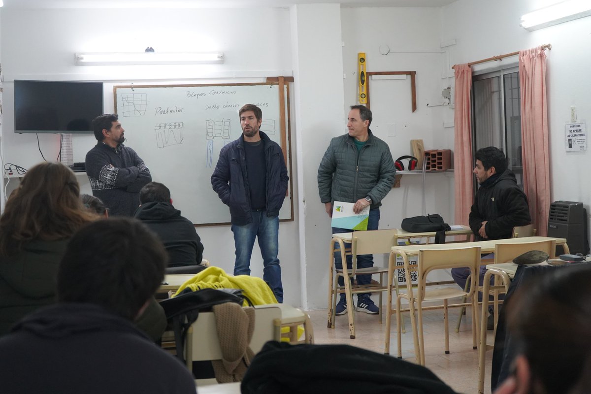 juaniustarroz's tweet photo. Visitamos el Centro de Formación Profesional Nº 401 y entregamos subsidio para avance de obra de infraestructura.

Nos enorgullece contribuir a mejoras en espacios de aprendizaje, brindando más y mejores servicios educativos, pensando en el empleo, la producción y el desarrollo. https://t.co/iGjxY8oW7w