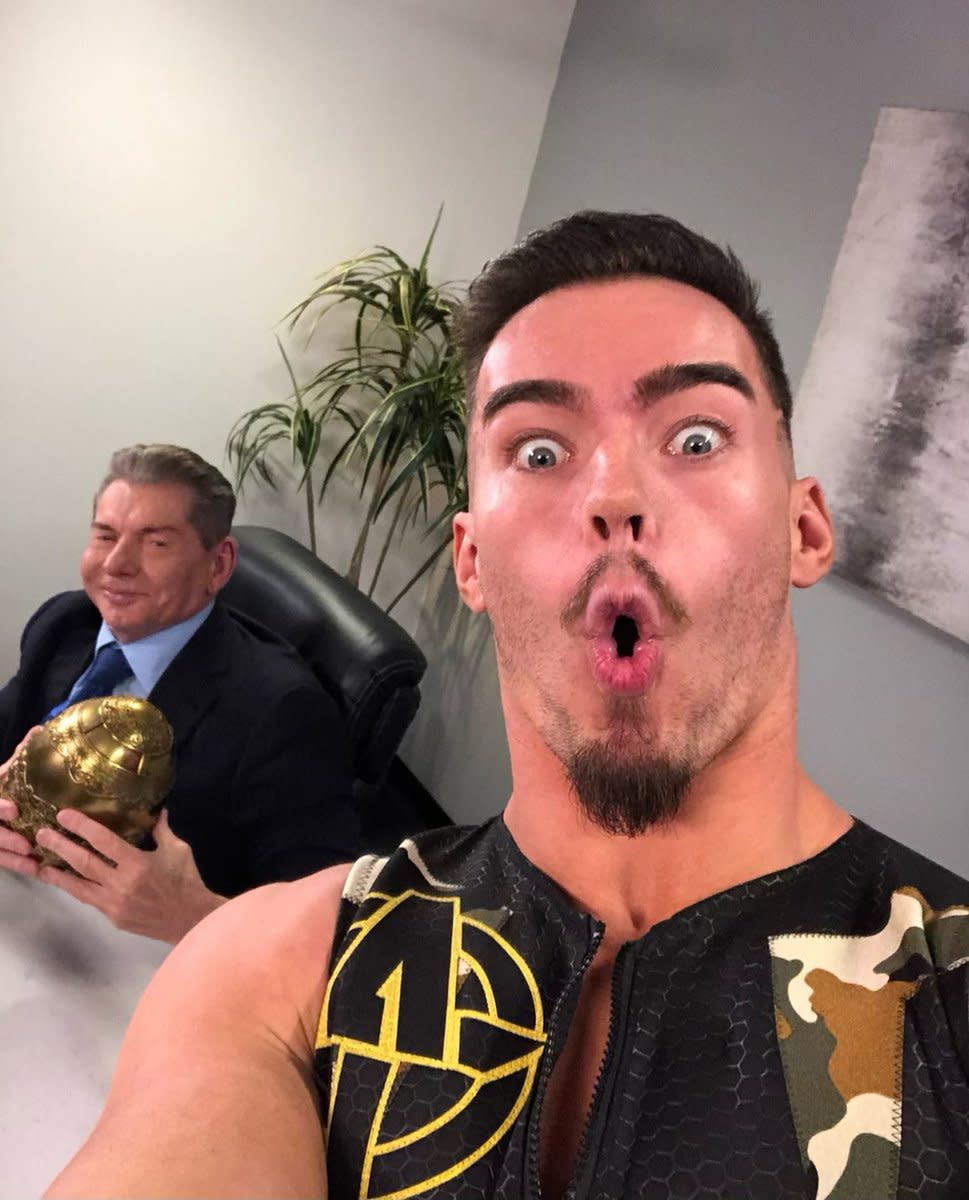 “Puedo verlo siendo un campeón mundial en múltiples ocasiones. Irá tras el récord de Cena. Estará detrás del récord de Ric Flair. Él va a estar estableciendo algunos récords que nunca imaginarías. El muchacho es extremadamente talentoso”.

-Bobby Lashley sobre Austin Theory.