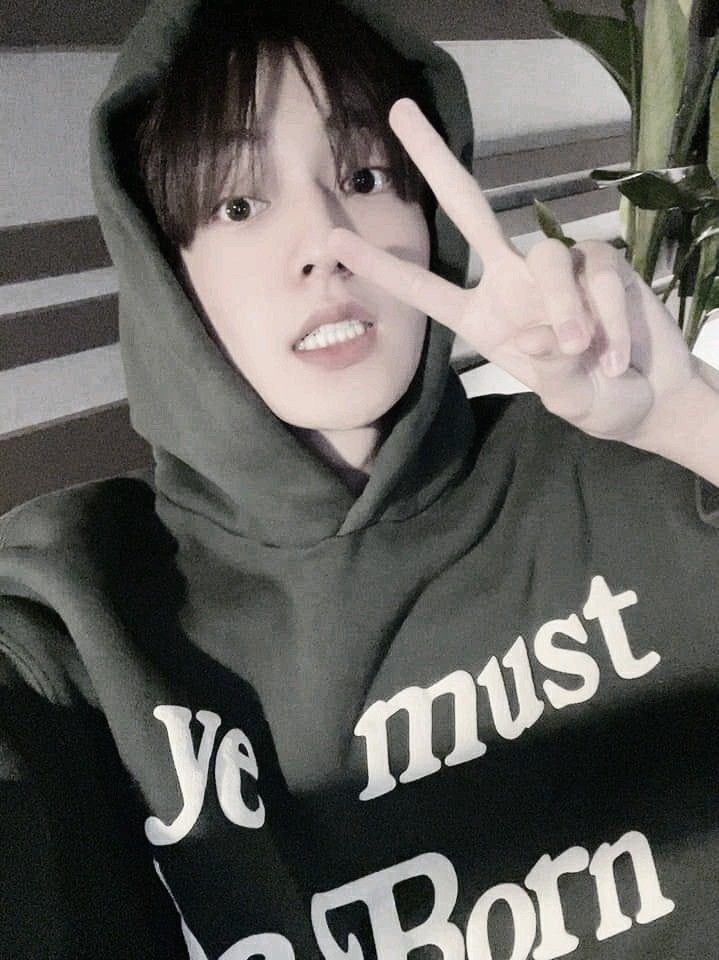 CayseJay's tweet photo. I just want a little bit of peace and 🖤
 
#TMSD #TreasureMakerSelcaDay #TeumeSelcaDay 
#TREASURE #HARUTO @treasuremembers https://t.co/rWHwgSMvbV