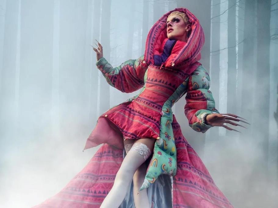 ansreth's tweet photo. Next piece in the Queen to King series is @QueenUtica! Her sleeping bag eleganza look was a fucking SERVE and I wanted to reimagine it as a sorcerer with a sleeping bag cloak.

#DragRace #utica #queentoking #art #lgbt https://t.co/yCzENH3Pl2