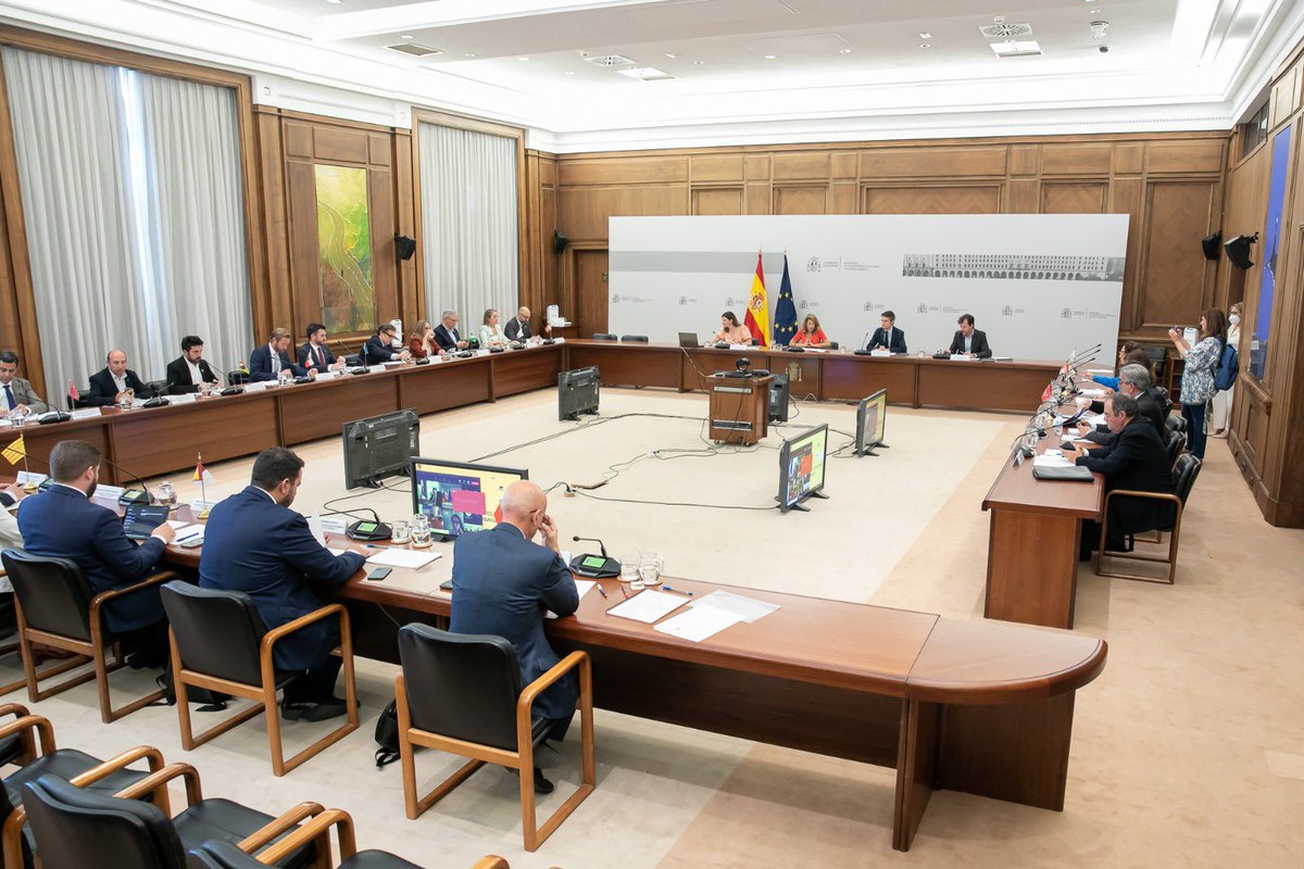 marifrangr's tweet photo. El Gobierno central quiere eliminar la mitad de sus rutas de autobús (416) en #Andalucía con casi medio millón de viajeros al año. Nos hemos opuesto en la Conferencia Nacional de Transportes a este mazazo al #transportepúblico que da servicio a la España vaciada y al mundo rural. https://t.co/OJBs8uV933