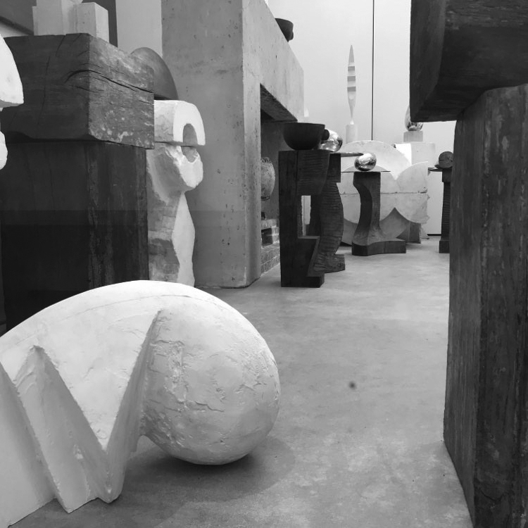 Brancusi's studio, reproduction after 1997, Centre Pompidou, Paris. Photo Andrea Parga, 2022 centrepompidou.fr/en/collections… #brancusi #studio #centrepompidou #paris #renzopiano #sculptures #materials #visual #visualclues #photo #photography #white #blackandwhitephoto #photoexploratory