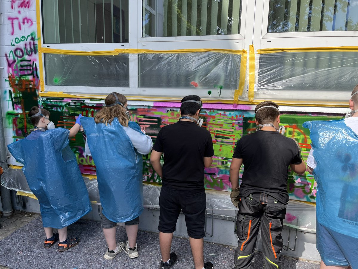 vedducation's tweet photo. Der Profi (@BeNeR1Graffiti) und der Nachwuchs in Action. https://t.co/FdGlrKcvyB