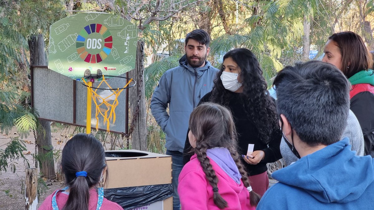 IRSLaRioja's tweet photo. ♻️💚🌎Cada vez que #reciclas le estás dando más vida al #planeta. 

✨️GRACIAS a los niños y niñas que junto a sus familias participaron del ecocanje en B° Saviore, llevando sus envases plásticos para reducir la contaminación en la comunidad. https://t.co/Krn86W9hff