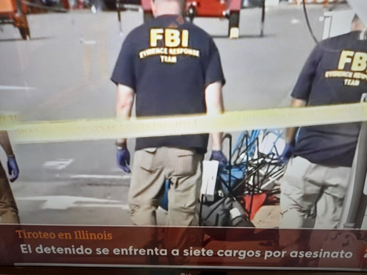 ciberfidelista's tweet photo. Estos tiroteos,  como el de #Illinois el Día de la Independencia de #EEUU, con 7 muertos y varios heridos, suceden a diario en el brutal imperio del norte. #USASOS https://t.co/JCCkY8lZRj