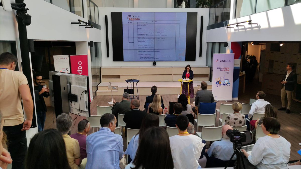 pmsoriano's tweet photo. El #ECINNOVATEAM de @ECInnova estamos en #París, en el demoday del proyecto europeo @circ_digi, presentando nuestro proyecto #Container-IoT en consorcio con #InsertaToledo
Estupendas jornadas parisinas en equipo https://t.co/hIRO7rgj5c