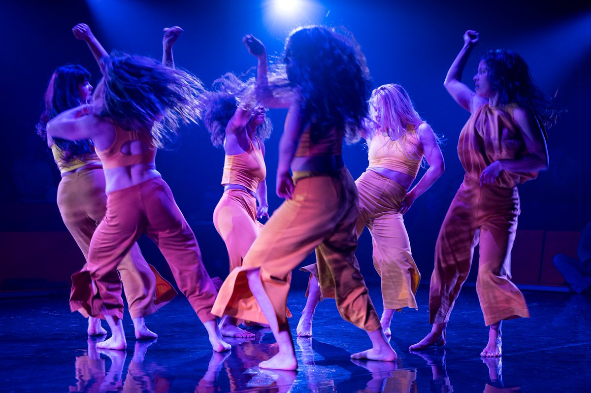 ‘Als je met grote krachten wilt spelen, heb je ook een grote verantwoordelijkheid. Het gaat niet om het even snel downloaden van bovennatuurlijke energie.’ Interview met Boukje en Ibelisse <a href="/theaterkrant/">Theaterkrant</a>. Eros: op <a href="/Julidans/">Julidans</a> &amp; @TFBoulevard, ism <a href="/wijzijnDOX/">Wij zijn DOX</a> bit.ly/3P5FRWm