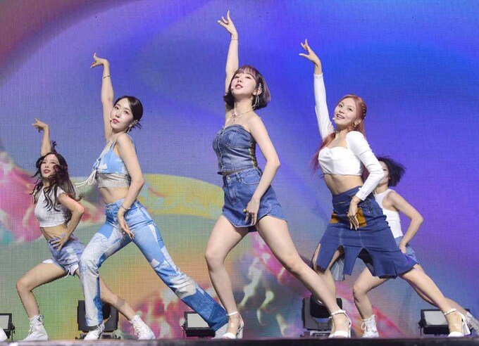 Seven_Reemaurr's tweet photo. Cung yang nggak sabar liat mv loveade!!! Koreo nan kiyowo, fresh dan sexy bersatu😆😆🍹🍹

LOVEADE OUT NOW
#SummerVibewithVIVIZ
#비비지랑_러브에이드_한잔
@VIVIZ_official https://t.co/WquU8KuxAV