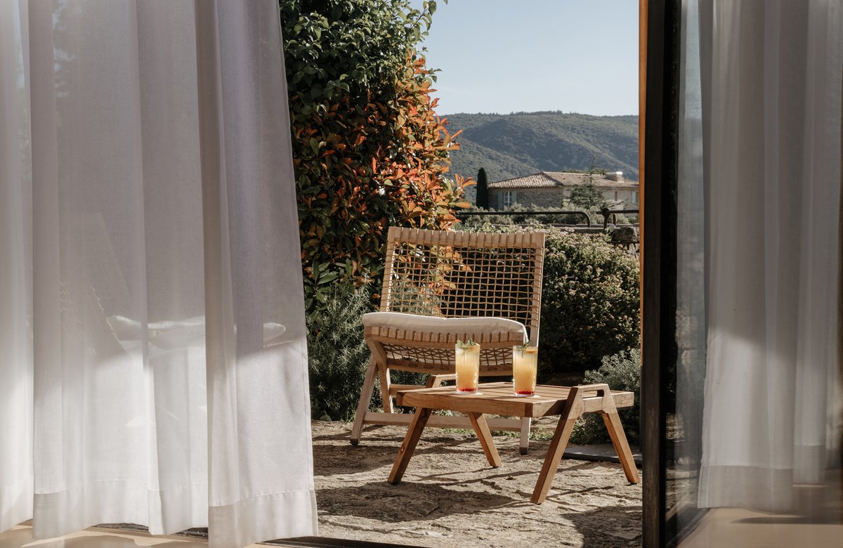 🔵 Au cœur de la Provence, un hôtel redécoré par les architectes Jaune dlvr.it/STQgQy