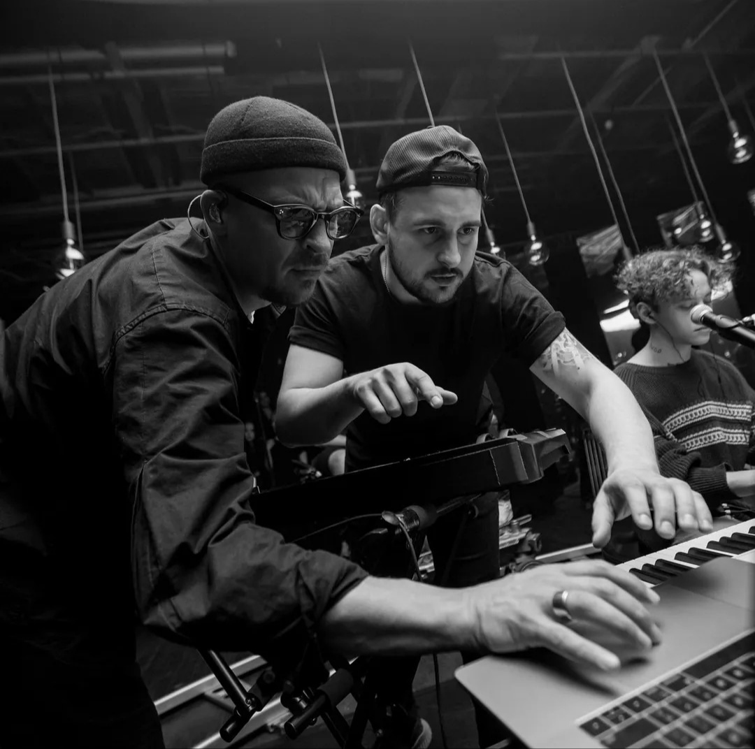 Человек справа от меня (известный диетолог) выпустил песню обо мне. Спасибо большое Макс, скупая слеза упала на клавиатуру моего лэптопа. Приходи и что-то сделай, он не включается теперь. 
А вообще удачи конечно и меньше сладкого.

Слушаем: band.link/DalekiOtSladko…