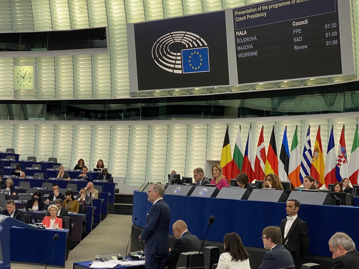HelmutScholzMEP's tweet photo. Heute @P_Fiala mit Worten ‘Europa als Aufgabe’ (VaclavHavel) sehr ambivalent zu Bereitschaft #EU_Council #Konvent, #EP & #CoFoE ernst zu nehmen. Aber: Auf Zeit spielen heißt Vertrauen Menschen in Politik & Demokratie weiter zu untergraben. So nicht! @DieZukunftEU @DanielaVancic https://t.co/0mRq1rLKBk