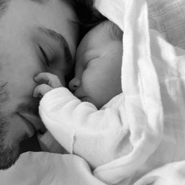 Yigit qizga uyqu dori berdi va keyin Masturbatsiyani aks ettiruvchi yuqori sifatli porno videolar