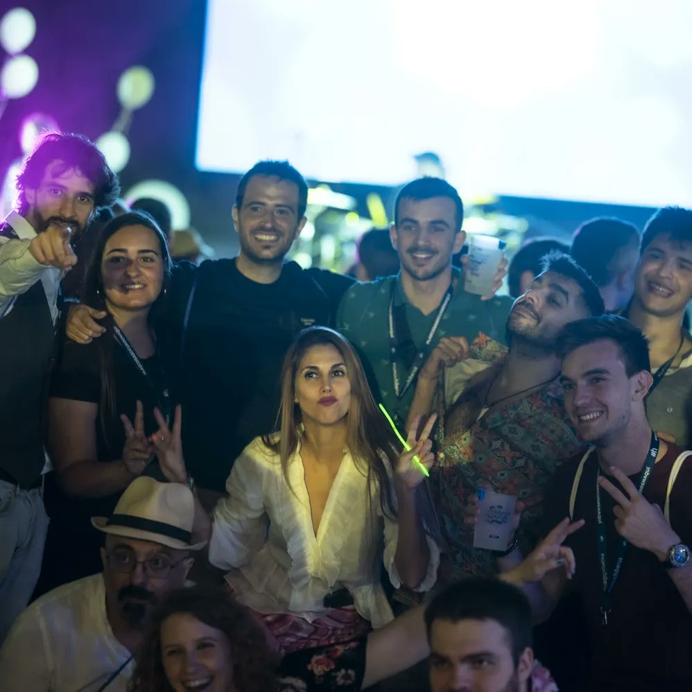 Hiberus's tweet photo. Porque son estos los momentos que recordaremos dentro de unos años. 🎶🎸✨

#HiberusSummerFest https://t.co/gVfBgrfpnv
