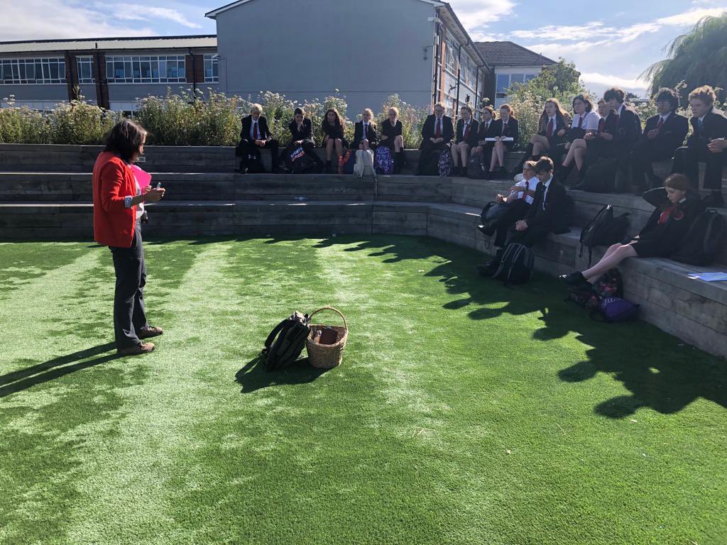 vicki4labour's tweet image. Inspiring to meet the young environment champions with Mr Dean at @StRomerosCS. Students of the Fingerprints (not Footprints) team will join other citizen scientists to collect data needed for our 2nd #Worthing Bathing Status application to DEFRA. 🌊
#PeoplePower #CleanSeasPlease
