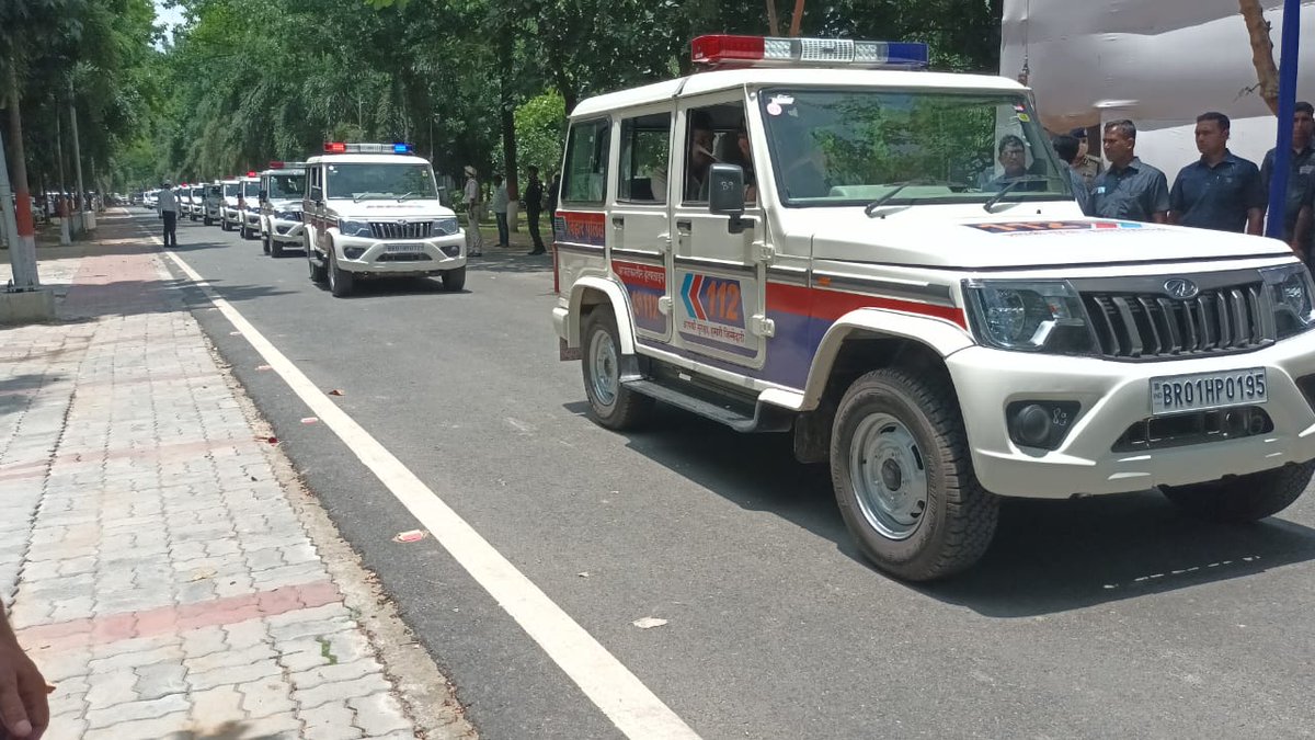 jdumediacell's tweet image. माननीय मुख्यमंत्री श्री @Nitishkumar जी ने आपात नंबर सेवा #112 ( Emergency Response Support System) का हरी झंडी दिखाकर किया रवाना l
#OneNumber 
☎️#112 🚒
#BiharHomeDept