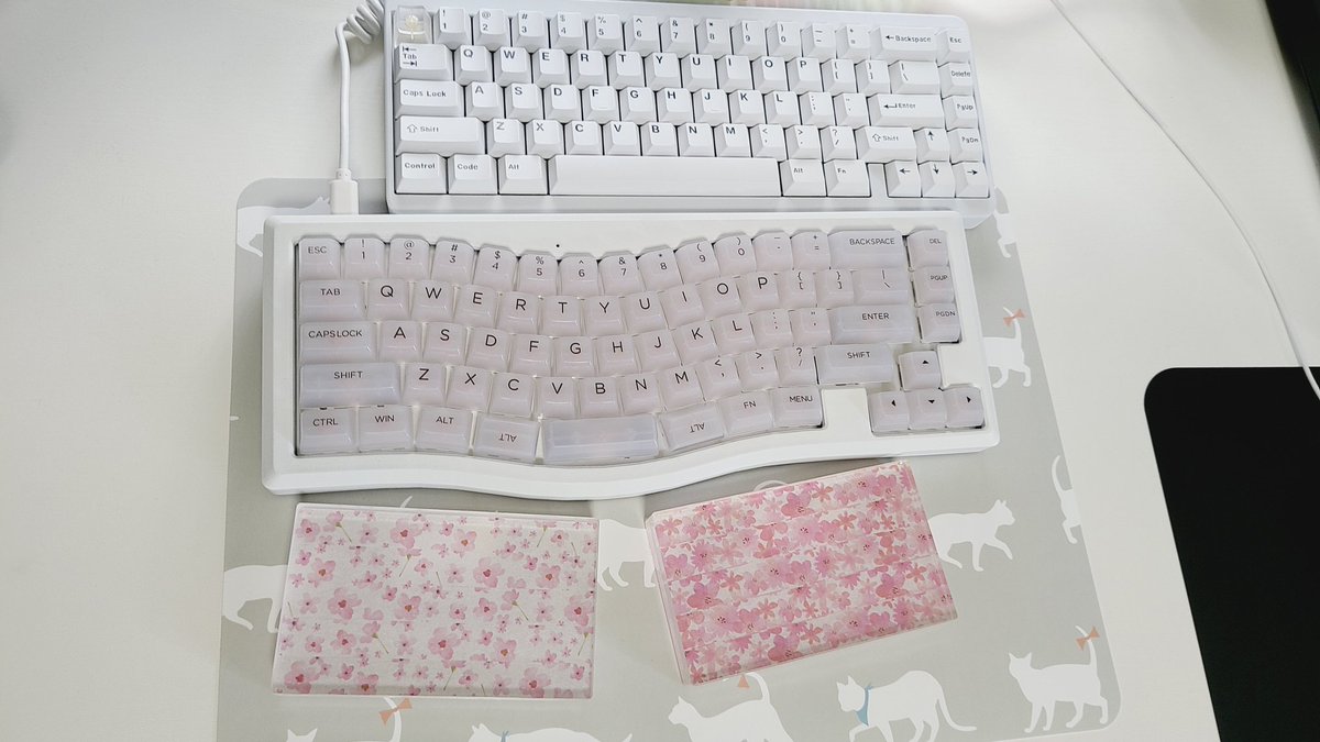 ko11958201's tweet photo. #自作キーボード
#アクリルリストレスト
#GRINTypeR
#実はまだprkと戦っています https://t.co/waoYgW45ap