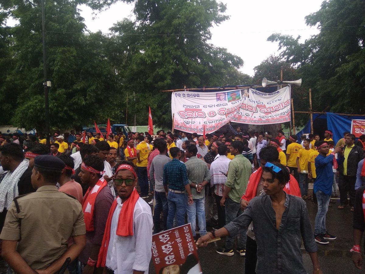 RamChandraAmat's tweet photo. Odisha assembly gherao by joint action committee of kosal for demanding separate kosal state
#kosalstate
@PMOIndia @dpradhanbjp @jualoram @sureshkpujari 
@basantpandabjp https://t.co/0ax06UFBY5