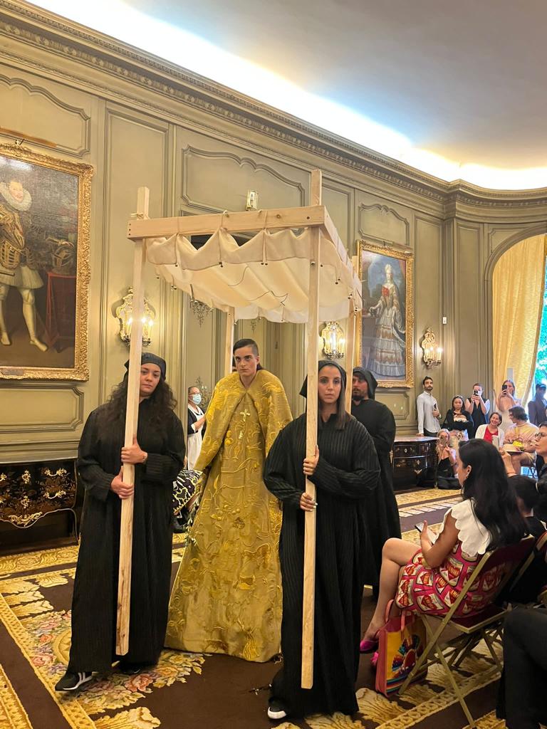 TurismoAND's tweet photo. 🧵Semana de la Moda en París 😎
☝🏻 @TurismoAND patrocina esta acción para posicionar internacionalmente nuestra artesanía🔝

📸 Con motivo del X aniversario de la marca #LeandroCano 👉🏻el diseñador jiennense muestra la maestría de la Alta Costura andaluza en la capital francesa ▶ https://t.co/gPw7pAI4Wp