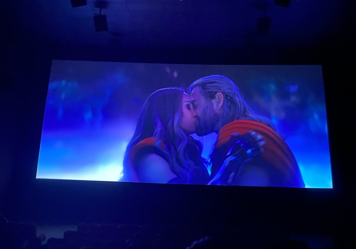 Movies__Update's tweet photo. Thor love and Thunder Leaked --- kiss scene 💓💓

#ThorLoveAndThunder #ThorLoveAndThunder https://t.co/R6I7HJr4A3