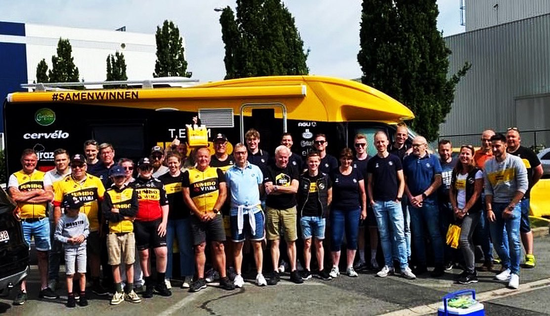 This is 🖤💛🖤💛 <a href="/JumboVismaRoad/">DavidRRCegg</a>! I’d like to introduce the support team for today @letour. Proud of these people, proud of this team. 💪👍