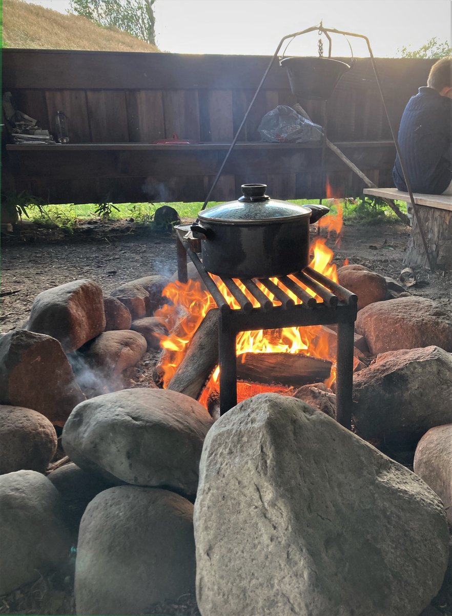 kkJonasJakobsen's tweet photo. En overnatning i shelter - mad over bål - fællesskab og gode minder - @KirkensKorshaer familiestøttende indsats i #Thisted er taget ud i naturen med en flok skønne børn og voksne - små gode øjeblikke, der varer langt ind i fremtiden. God sommer til jer 🌞🏕️ #dksocial #dkpol https://t.co/X5eNUXEi6V