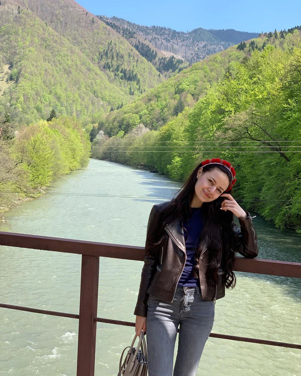 damoduli's tweet photo. You stand on the bridge and look at the scenery. The people watching the scenery are looking at you upstairs. The bright moon decorates your windows. you decorate other people's dreams https://t.co/ytzNRaZCLb