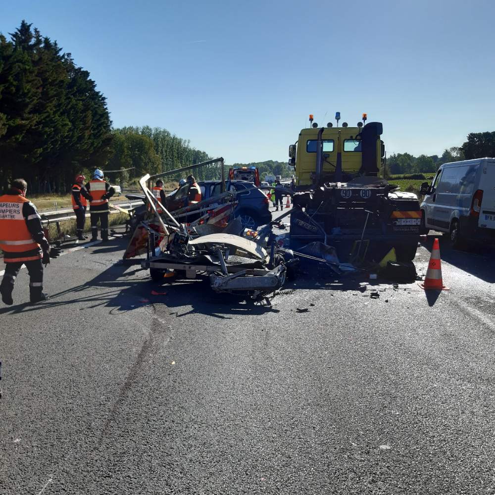 VINCIAutoroutes's tweet photo. ⚠️Quand allez-vous percuter ?

Alors même qu'une opération-choc sillonne le réseau #VINCIAutoroutes pour sensibiliser aux heurts de fourgons, un nouveau véhicule d'intervention a été percuté sur l'A81. Il s'agit déjà du 30e heurt de l'année!
Respectez le #CorridordeSécurité https://t.co/7SLVNaLPqM