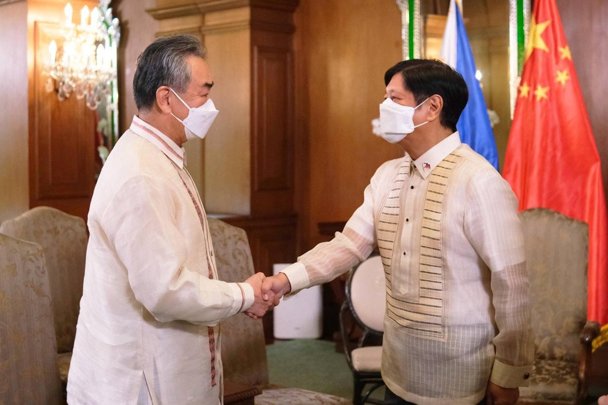 bongbongmarcos's tweet photo. I am grateful to Minister Wang Yi for extending the message of congratulations and support from President Xi Jinping.

We also discussed agriculture, infrastructure, energy, and our commitment to maintaining the strong relationship between our peoples in the coming years. https://t.co/dLV66tdHCU