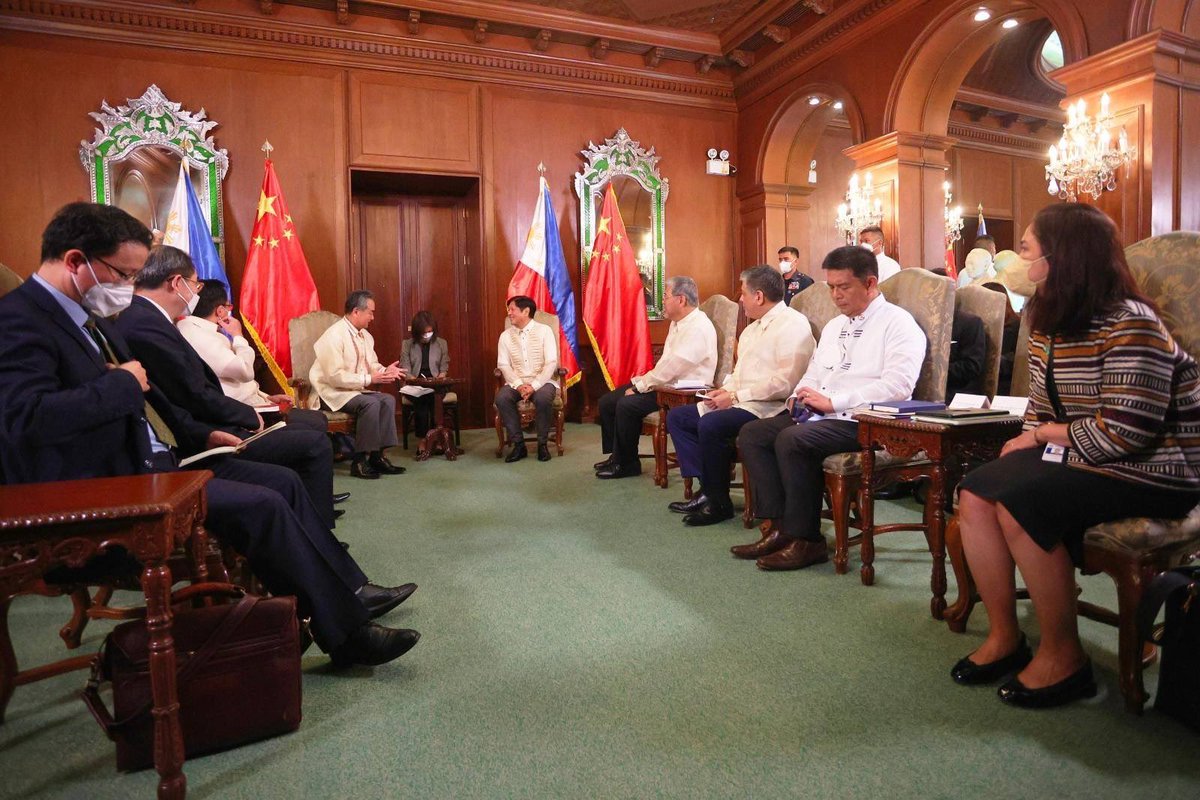 bongbongmarcos's tweet photo. I am grateful to Minister Wang Yi for extending the message of congratulations and support from President Xi Jinping.

We also discussed agriculture, infrastructure, energy, and our commitment to maintaining the strong relationship between our peoples in the coming years. https://t.co/dLV66tdHCU