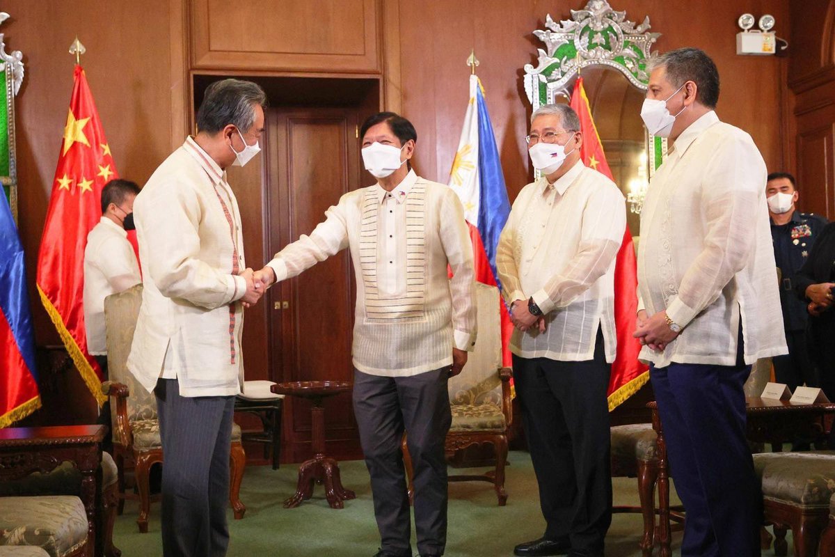 bongbongmarcos's tweet photo. I am grateful to Minister Wang Yi for extending the message of congratulations and support from President Xi Jinping.

We also discussed agriculture, infrastructure, energy, and our commitment to maintaining the strong relationship between our peoples in the coming years. https://t.co/dLV66tdHCU