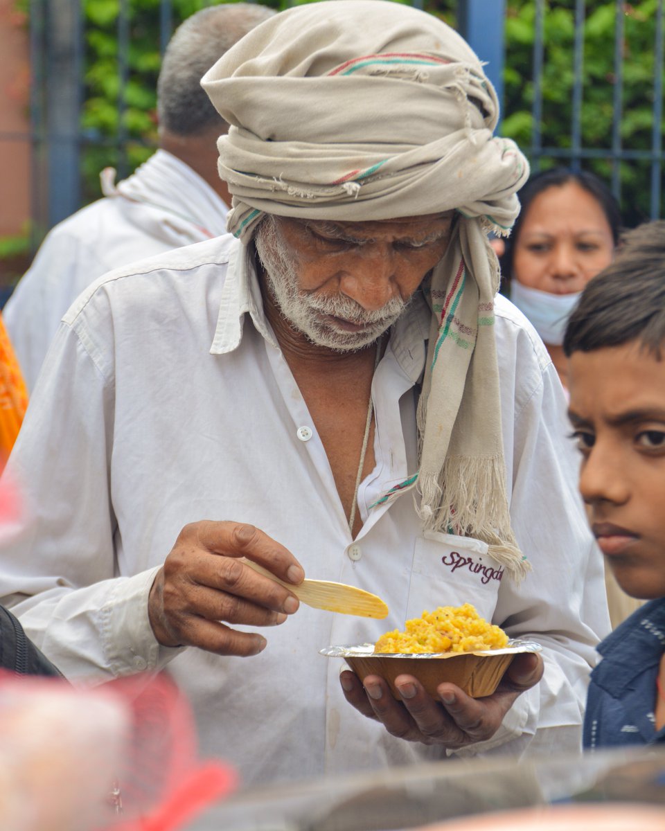 hamaripahchan's tweet photo. "If you can't feed a hundred people, then feed just one."
-Mother Teresa
Volunteers of Hamari Pahchan distributed cooked food to the people in need at Safdarjung Hospital on 2nd of July. @ArvindKejriwal @fooddeptgoi @PMOIndia @EduMinOfIndia @MoHFW_INDIA @WFP https://t.co/FX9JDyhlcs