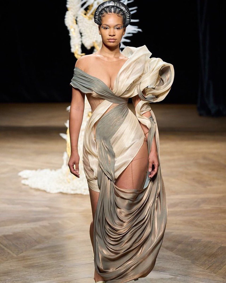e_kubar's tweet photo. Wekî ji çîrokên efsûnî...

Iris van Herpen Couture F/W 2022

#fashionshow #irisvanherpen https://t.co/CNLCIET7lu