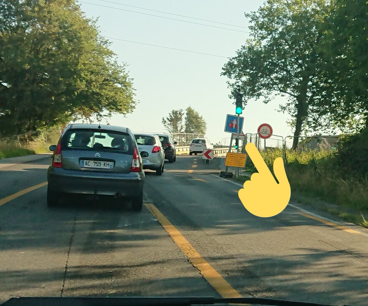 Paluche02_51's tweet photo. Bonjour @nantesfr @NantesMetropole @nm_travaux
Pourriez-vous préciser la conduite à tenir ici en vélo ?
Sauf erreur la circulation des cycles y est interdite mais en même tps l'autre panneau précise aux voitures de rester derrière les vélos ?
Merci de votre éclairage https://t.co/FIdehYfD6M