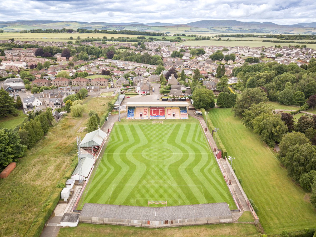 BrechinCityFC's tweet photo. Glebe Park looking simply stunning ahead of tonight's friendly against @AberdeenFC 😍🔥

📸 - Craig Murray https://t.co/RVeEcS6red