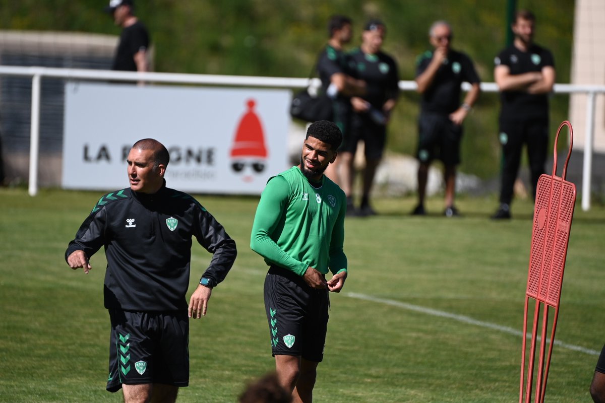 Après une séance physique, mardi pour leur arrivée à La Plagne, les joueurs de l’#ASSE ont foulé pour la première fois la pelouse du terrain de la station savoyarde, mercredi matin, pendant 1h30. 

➡️ c.leprogres.fr/sport/2022/07/…