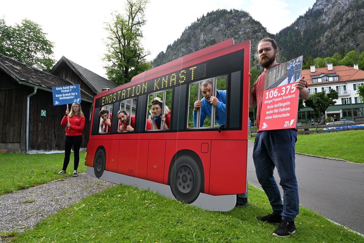 campact's tweet photo. Nichts halbes und nichts ganzes: #Buschmann  will die Dauer der #Ersatzfreiheitsstrafe halbieren. Betroffene müssen trotzdem hinter Gitter. Wenn du auch findest: Fahren ohne Ticket muss endlich entkriminalisiert werden, unterzeichne die #WeAct-Petition: https://t.co/2RFoaLzD5d https://t.co/uieJn331Ga