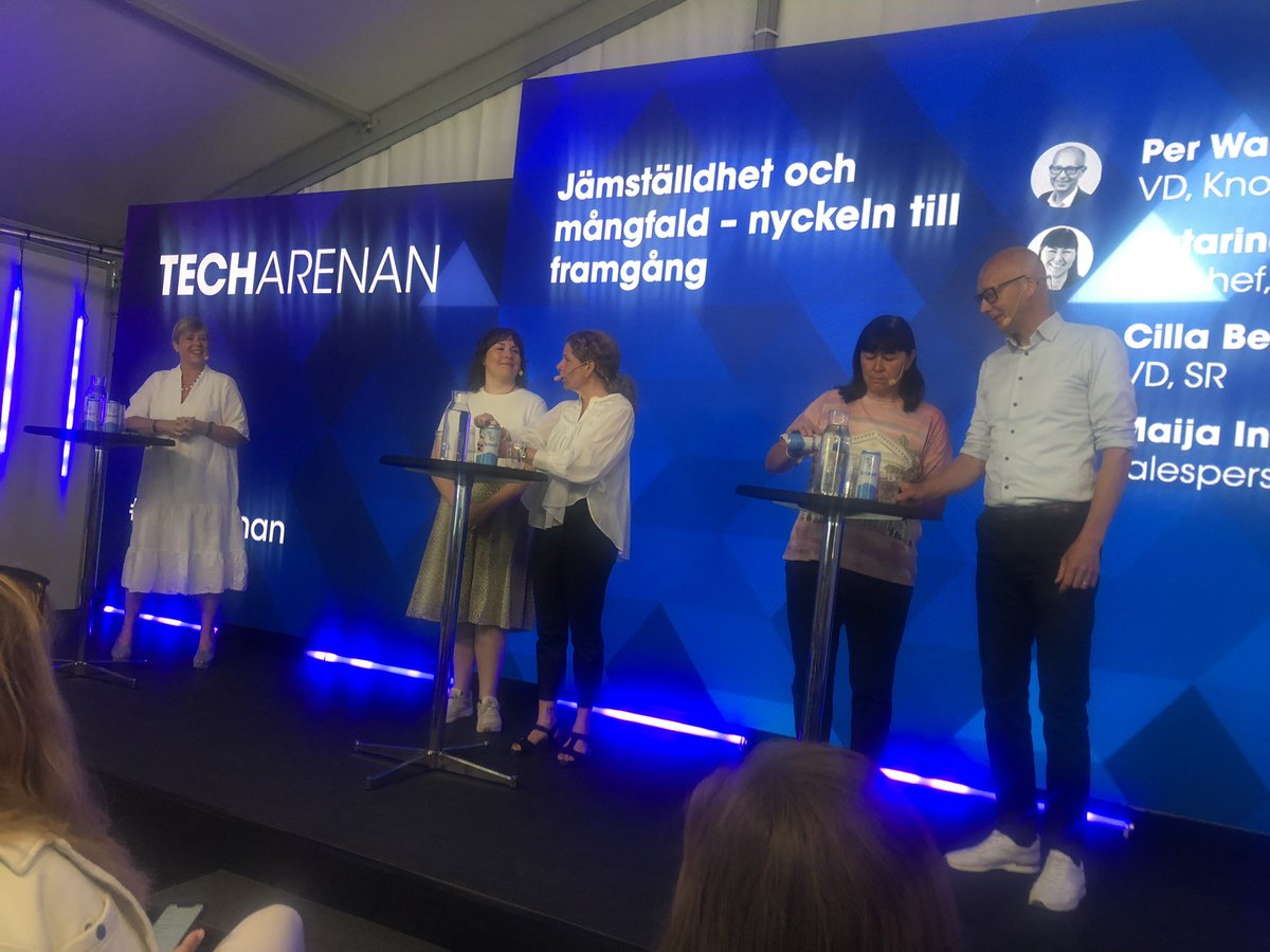 Techarenan: jämställdhet och mångfald - nyckeln till framgång. Tydligen slinga i en del av lokalen, vilket påannonserades på en stol mitt i folkhavet. Textning utlovades i programmet. Men det gäller den bandade sändningen som läggs ut i efterhand. Suck! #almedalen2022