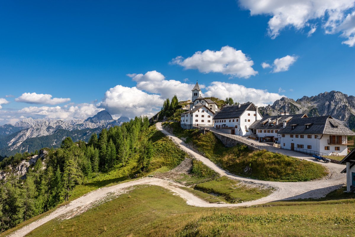 neveitalia's tweet photo. Dal 9 luglio le vette del Friuli Venezia Giulia si raggiungono facilmente! Gli impianti di risalita a Forni di Sopra, Piancavallo, Sappada, Sella Nevea, Tarvisio e Ravascletto/Zoncolan saranno aperti al pubblico ogni giorno! https://t.co/hSqXfU1HxB @FVGlive #estate2022 #montagna https://t.co/vmmHo8S12W