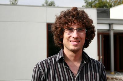Radio3scienza's tweet photo. "Voleva fare il poeta e lavora solo 3 ore al giorno. #JuneHuh è #medagliaFields premiato per i collegamenti trovati tra la geometria algebrica e la combinatoria. #HugoDuminilCopin è specializzato nella teoria probabilistica delle transizioni di fase in fisica statistica" https://t.co/Wm8ZMMq7TW