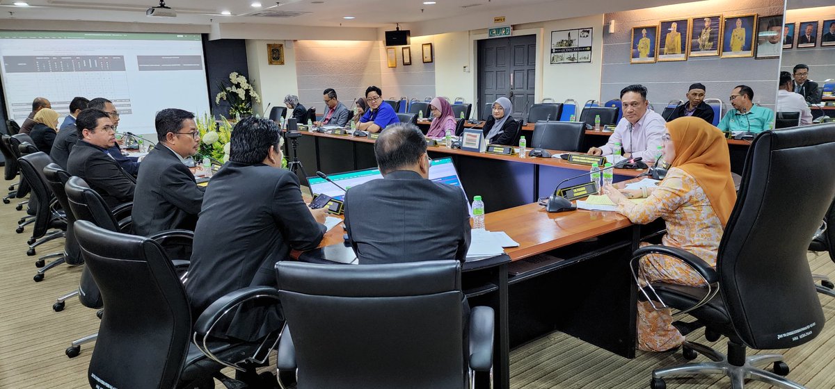 Mesyuarat Pengurusan Bil 2/2022   JKR Terengganu dipengerusikan oleh Timbalan Pengarah Pentadbiran &amp; Kewangan <a href="/SaigaiSuhaila/">suhaila saigai</a> di Bilik Gerakan Wisma Negeri.
<a href="/JKRMalaysia/">JKR Malaysia</a> <a href="/IrZulkefly/">Mohd Zulkefly S</a> @IrMdridzwan <a href="/HasliJKR/">Hasli Ibrahim (Ir. Dr.)</a>
