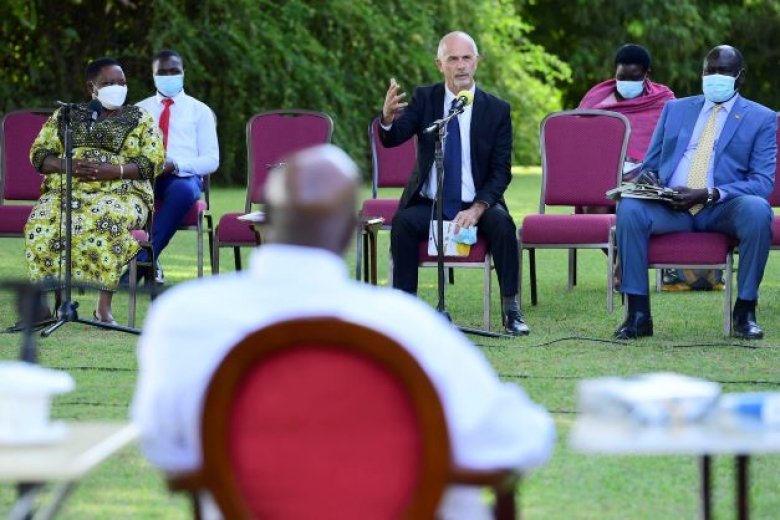 President Museveni hosted the outgoing @UNHCRuganda rep., Mr Joel Boutroue at @StateHouseUg. @KagutaMuseveni called on @UN to support Uganda’s environmental protect'n efforts by provid'g refugees with alternative means of energy 4 cooking to avoid the practice of cutting trees