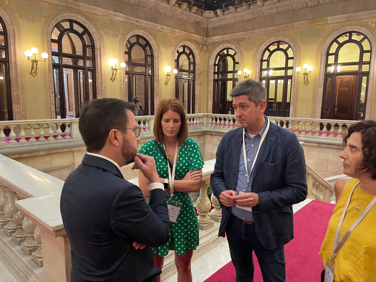 Y hoy, el triunfo de la lucha compartida de la comunidad de la <a href="/AC__cultura/">Academia_Cultura</a> se convierte en una realidad. El proyecto educativo se queda en el barrio. El Parlament avala definitivamente incorporar el centro a la red pública. Enhorabuena familias!! Sois un orgullo para la ciudad.