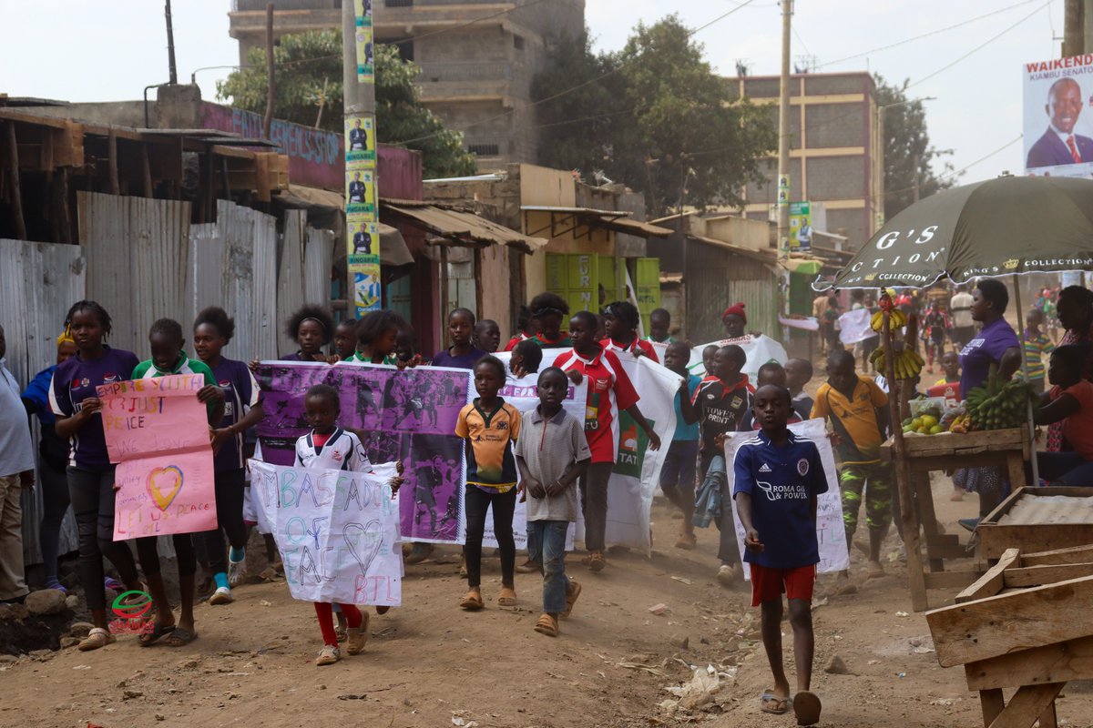 'Umoja ni Nguvu Utengano ni Udhaifu'. With #KenyaElections nearing, Primary and High school going children as well as staff members had one message ;

Natukae na undugu amani na uhuru!✌🏾🇰🇪

#MoreThanRugby 
#ChangingLivesWithScrumsAndTries
#ElectionsKenya #Peace #UN #SDGs4All