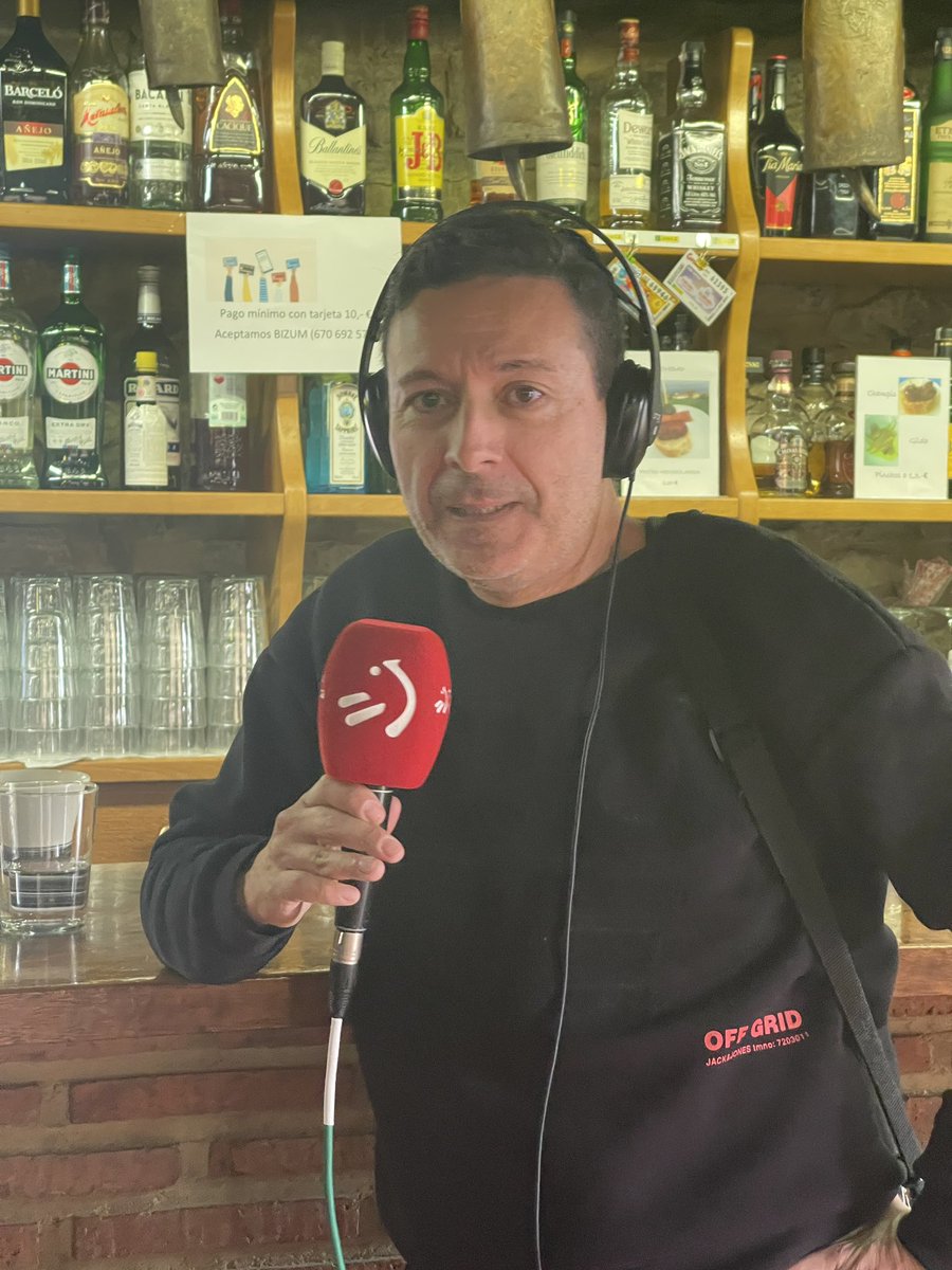Sidre_Mendiola's tweet photo. El gran @Robatopista de @radio_vitoria vino al chupinazo de san Fermín y a comer txistorra https://t.co/Vb83aiRn17