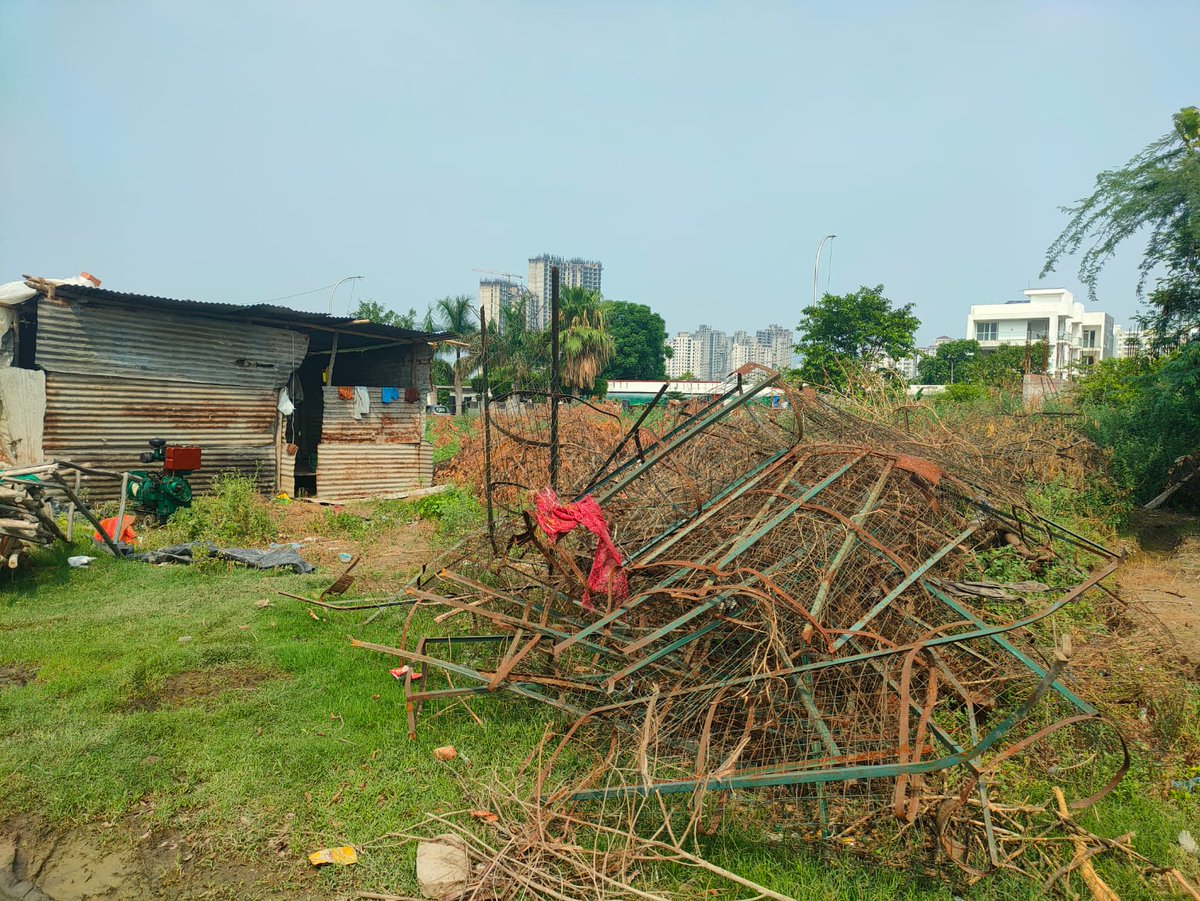 rwa_99's tweet photo. These are the images of ABlock green belt Sector99.The thekedar is building Jhuggis for his labour in front of My house which is Approximately 25mtr away. No work is being done.After several reminders the juggis are not yet re located.@noida_authority @CeoNoida @SwachSurvekshan https://t.co/OVINOqc4Qa
