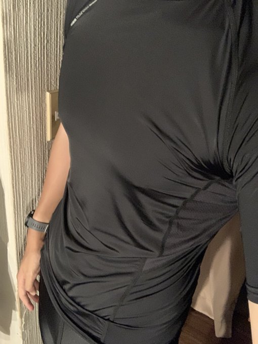 筋トレしてる人ってどうしてピチピチの服着てるんだろう?ピチピチの服着ても良いことなくない?お金がなくて小さい服しか買えないのかな?って思ってたんですけど、ねこて〜もなっちゃった ピチピチの服を買う人間に ピチピチの服、好き 