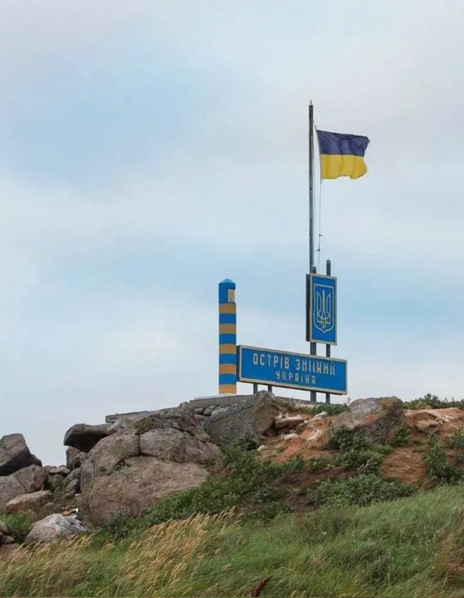 Thinng90971397's tweet photo. Sau khi quân xâm lược rút khỏi đảo rắn 

Cờ Ukraine cấm trên Đảo Rắn 🇺🇦

 Lãnh thổ đã được trả lại cho quyền tài phán của Ukraine. https://t.co/kdwC14QtFS