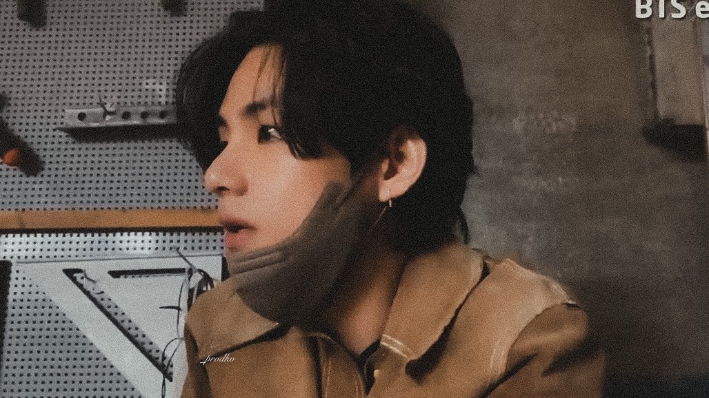 taetae made a surprise visit on set and hobi is so happy with it. 🥺